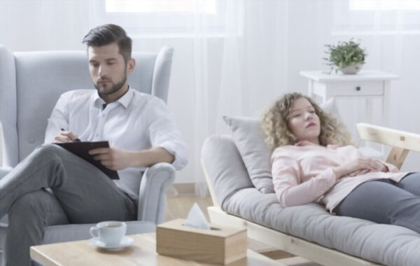 مشاور روانکاو از صحبت های شخص مراجع یادداشت برداری می کند