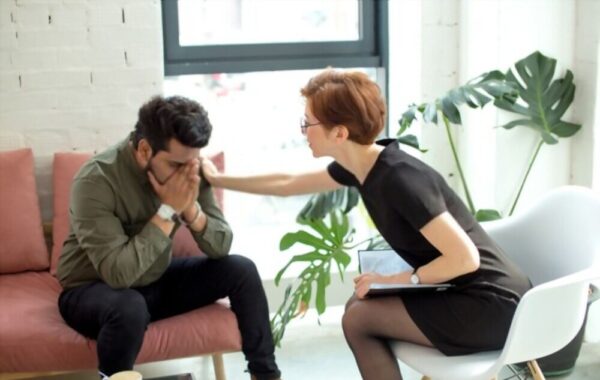 مشاور فردی خوب کمک میکند تا افراد نسبت به احساسات خود شناخت پیدا کنند.