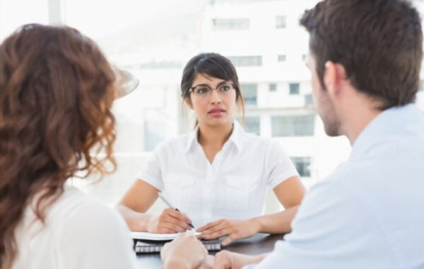 مشاور ازدواج با شنیدن صحبت های طرفین، میتواند زوجین را بهتر به سمت اهدافشان هدایت کند