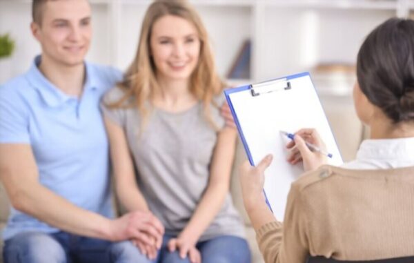 مشاور روانشناس ازدواج با استفاده از آزمون های روانشناسی به شناختی بهتری از زوجین دست پیدا میکند