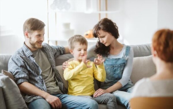 متخصص خانواده درمانی با بررسی ابعاد مختلف زندگی مراجعین، راهکارهای مناسبی جهت جلوگیری از مشکلات خانوادگی را ارائه می دهد