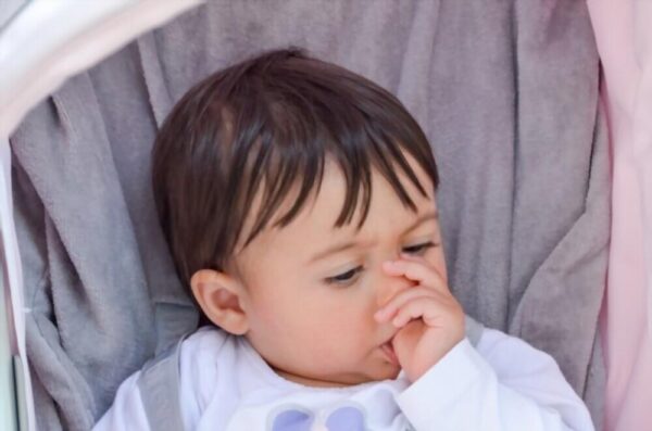 از نظر روانشناسی کودکان، مکیدن انگشت توسط کودکان یک مشکل رفتاری است