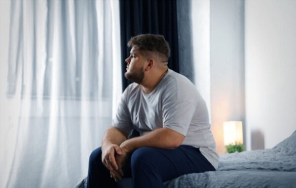 پسر جوانی که از چاغی و پرخوری و افسردگی رنج می برد و نیاز به مشاوره افسردگی دارد