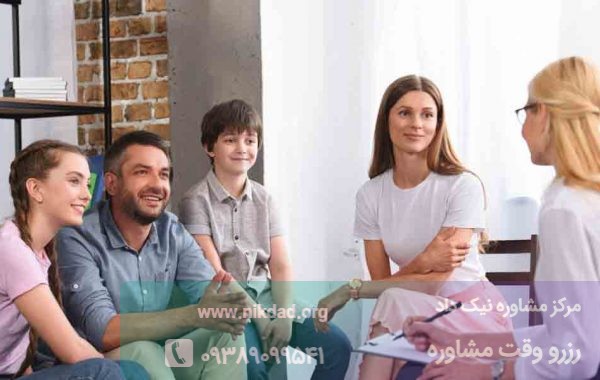 مشاور خانواده وضعیت فردی اعضای خانواده را بررسی میکند