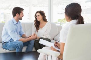 مهارت گوش دادن از ویژگی های یک مشاور خوب ازدواج